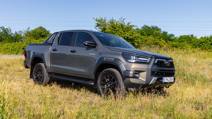 TEST TOYOTA HILUX 2.8 D-4D INVINCIBLE SPORT: S NOVÝM SRDCOM Z LAND CRUISERA