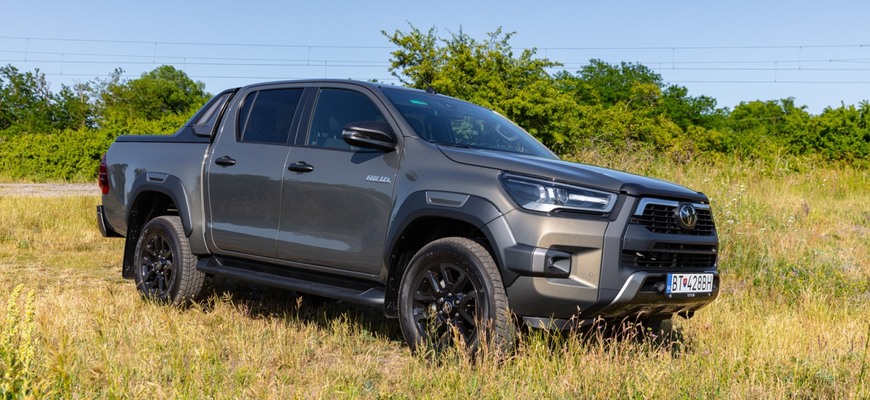 Test Toyota Hilux 2.8 D-4D Invincible Sport: S novým srdcom z Land Cruisera