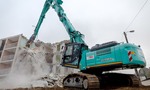 8 poschodovú budovu demoličný stroj Kobelco SK400DLC zloží ľavou zadnou