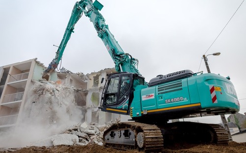8 poschodovú budovu demoličný stroj Kobelco SK400DLC zloží ľavou zadnou