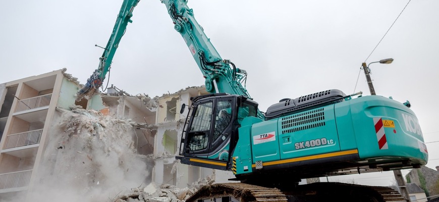 8 poschodovú budovu demoličný stroj Kobelco SK400DLC zloží ľavou zadnou