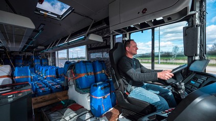 TAKTO VYZERÁ TESTOVANIE AUTOBUSOV. VODIČI SA MENIA KAŽDÚ HODINU, ROBIA AUTOBUSU ZO ŽIVOTA PEKLO