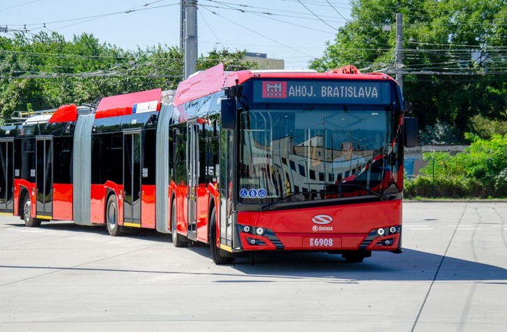 DOPRAVNÝ PODNIK BRATISLAVA TESTUJE MEGATROLEJBUS S KAPACITOU 180 CESTUJÚCICH