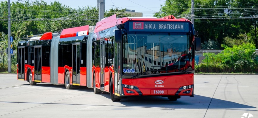 Dopravný podnik Bratislava testuje megatrolejbus s kapacitou 180 cestujúcich