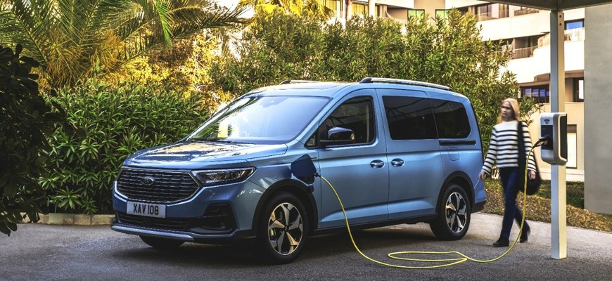 Plug-in hybridný Ford Tourneo Connect PHEV ide do predaja. Boduje elektrickým dojazdom 110 km