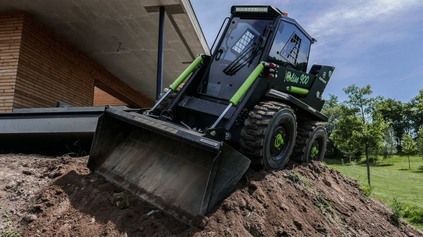 KOVACO ELISE 900, SLOVENSKÝ A ÚPLNE PRVÝ SVOJHO DRUHU. ELEKTRICKÝ ŠMYKOM RIADENÝ NAKLADAČ