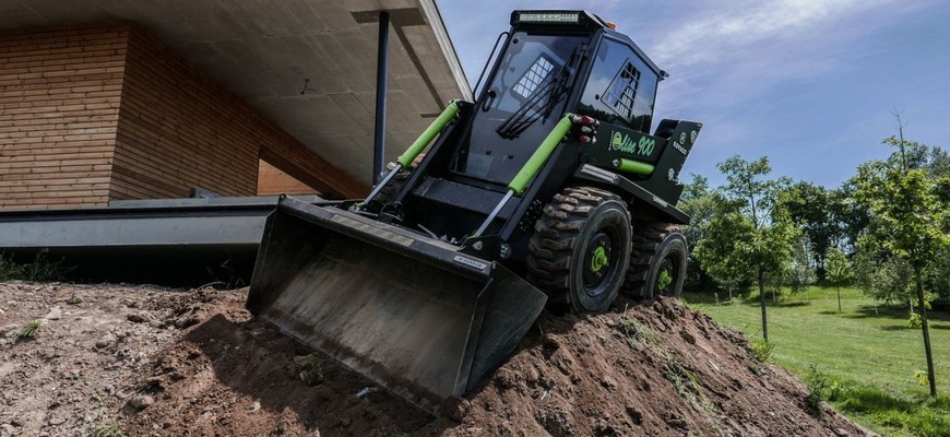 Kovaco Elise 900, slovenský a úplne prvý svojho druhu. Elektrický šmykom riadený nakladač