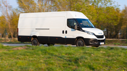 TEST IVECO DAILY 3.0 HI-MATIC 180 K: AKO SA ŽIJE ZA VOLANTOM VEĽKEJ DODÁVKY S AUTOMATOM?