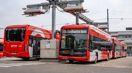 NABÍJANIE AUTOBUSOV CEZ STRECHU JE REALITOU. MERCEDES-BENZ PONÚKA AJ TAKÉTO NABÍJAČKY