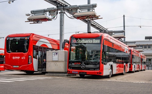 Nabíjanie autobusov cez strechu je realitou. Mercedes-Benz ponúka aj takéto nabíjačky