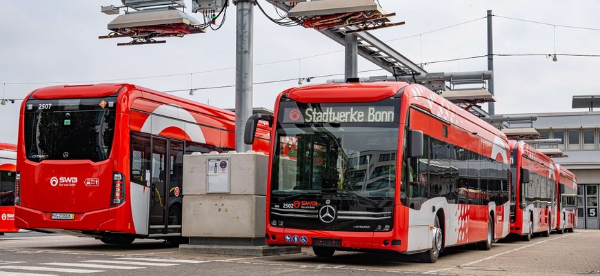 Nabíjanie autobusov cez strechu je realitou. Mercedes-Benz ponúka aj takéto nabíjačky