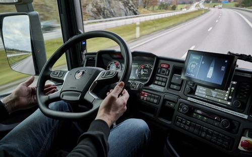 Automobilky spojili sily a testujú autonómny kamión. PlusDrive už zvládne jazdu bez vodiča