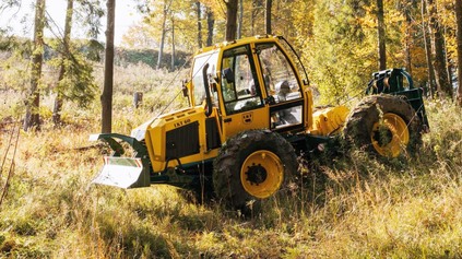 ORIGINÁL JE LEN JEDEN. KOMPAKTNÝ LKT 60 JE NAJNOVŠÍ LESNÝ KOLESOVÝ TRAKTOR Z TRSTENEJ