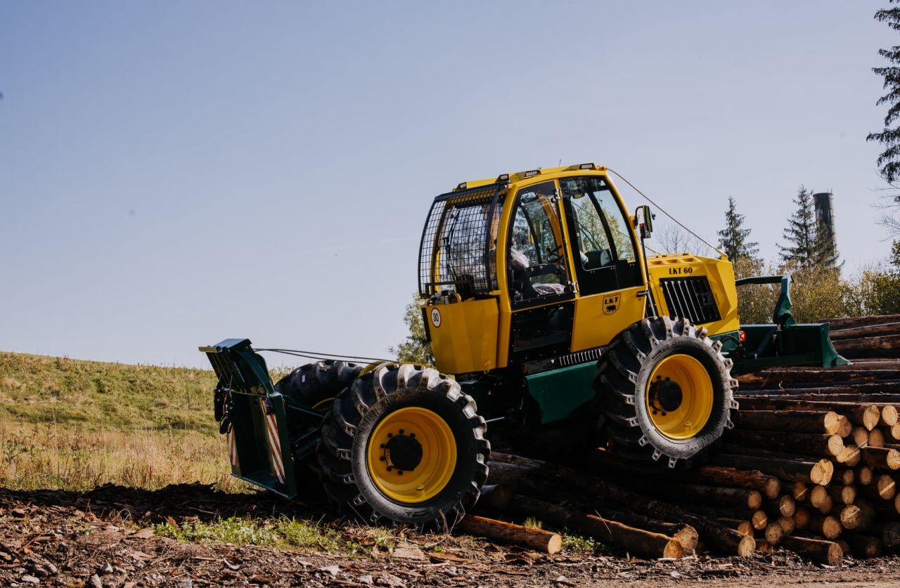 lesný kolesový traktor