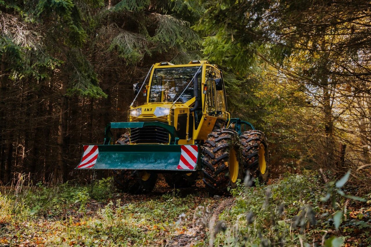 lesný kolesový traktor