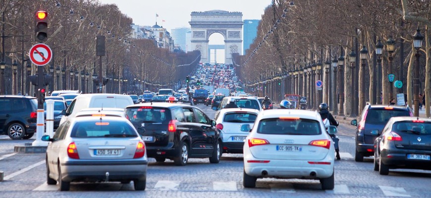 Vo väčšine ulíc tridsiatka. Paríž ďalej vedie krížovú výpravu proti automobilom