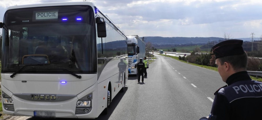 Jazdite v Českej republike? Pozor na policajný autobus!
