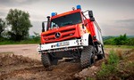 Hasičský Unimog postavili tak, aby zvládol aj s plnými nádržami v teréne to isté ako prázdny