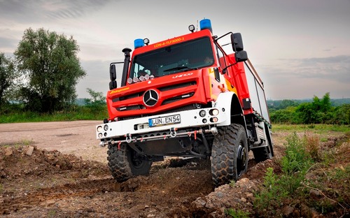Hasičský Unimog postavili tak, aby zvládol aj s plnými nádržami v teréne to isté ako prázdny