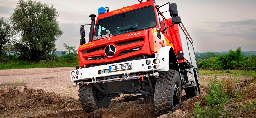 Hasičský Unimog postavili tak, aby zvládol aj s plnými nádržami v teréne to isté ako prázdny