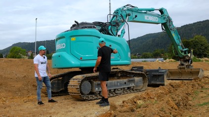 BÁGER A BULDOZÉR V JEDNOM? UNIKÁTNY KOBELCO ED160 BLADE RUNNER