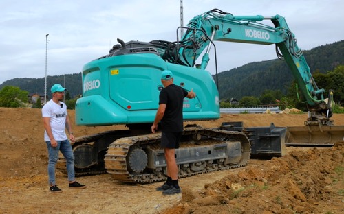 Báger a buldozér v jednom? Unikátny KOBELCO ED160 Blade Runner