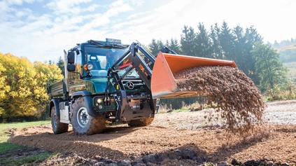 NOVÝ MERCEDES-BENZ UNIMOG JE KATEGORIZOVANÝ AKO TRAKTOR, NO LEGÁLNE ZVLÁDA AJ DIAĽNICU