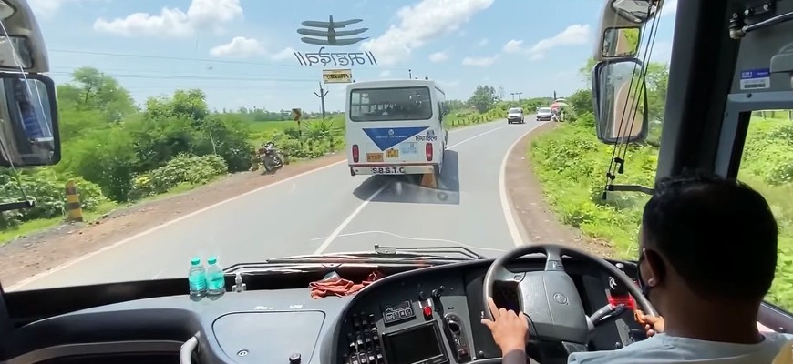 Máte občas pocit, že za volantom autobusu sedí blázon? Tak sa pozrite na toto (video)