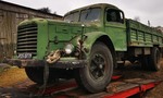 V Poľsku vytiahli zo stodoly legendárnu Barču. Šesťvalcová Škoda 706 R sa vracia domov