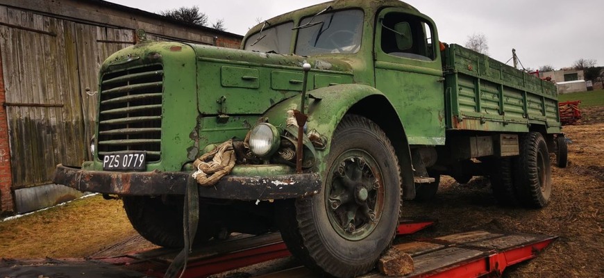 V Poľsku vytiahli zo stodoly legendárnu Barču. Šesťvalcová Škoda 706 R sa vracia domov