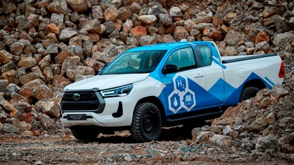 TOYOTA UŽ TESTUJE VODÍKOVÝ HILUX V TERÉNE. SKÚŠAJÚ JEHO ŽIVOTNOSŤ, SPOĽAHLIVOSŤ, AJ ODOLNOSŤ