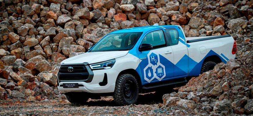 Toyota už testuje vodíkový Hilux v teréne. Skúšajú jeho životnosť, spoľahlivosť, aj odolnosť