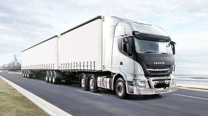 IVECO STRALIS STÁLE ŽIJE. HOVORÍ SI HIGHWAY B-DOUBLE, MÁ 550 KONÍ A UTIAHNE 70 TON