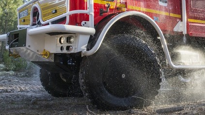 Špeciálny hasičský Unimog zvládne aj jazdu po žeravom uhlí. Lesný špeciál hasí sám seba