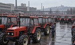 Traktory Zetor sa pred 39 rokmi hromadili pred fabrikou. Súdruhovia zabudli naplánovať kupujúcich