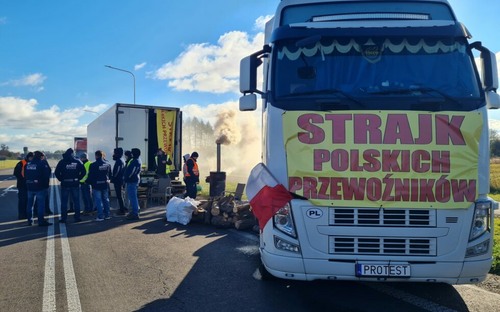 Kamionisti stupňujú tlak: Poliaci zablokovali kľúčový hraničný priechod s Ukrajinou