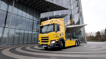 SCANIA A DHL TESTUJÚ ELEKTRICKÝ KAMIÓN S PREDLŽOVAČOM DOJAZDU NA NAFTU