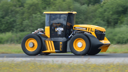 NAJRÝCHLEJŠÍ TRAKTOR JE JCB FASTRAC 8000. DOKÁŽE VIAC NEŽ 160 KM/H