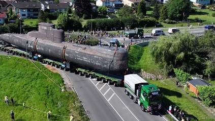 MAN TGX PREPRAVOVAL SÚPRAVU ŤAŽKÚ 500 TON! KOLOS NA 30 NÁPRAVÁCH PREVÁŽAL PONORKU DO MÚZEA
