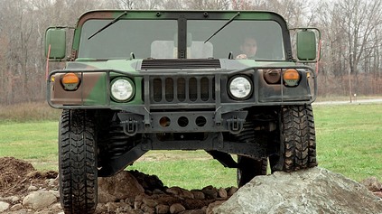 ROVNAKO AMERICKÝ AKO SOCHA SLOBODY. VOJENSKÝ HUMVEE OSLAVUJE A UŽÍVA SI VÝSLUHOVÝ DÔCHODOK