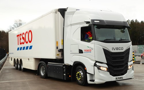 Tesco nasadzuje plynové ťahače IVECO S-Way. Čím sú výnimočné?