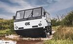 Gordon Murray navrhol nákladný elektromobil pre rozvojové krajiny. OX testujú v africkej Rwande