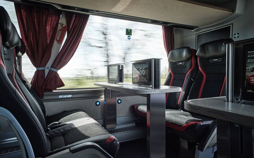 Neoplan Skyliner prerazil aj v Estónsku. Luxusný „parník“ tu konkuruje preplneným vlakom