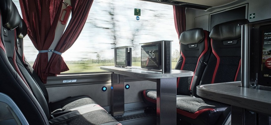 Neoplan Skyliner prerazil aj v Estónsku. Luxusný „parník“ tu konkuruje preplneným vlakom