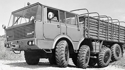 Tatra 813 8x8 Kolos. Ikonický ťažký terénny ťahač do detailu v dobových videách ČSĽA