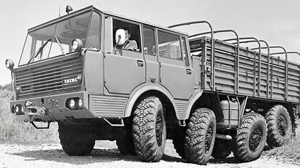 TATRA 813 8X8 KOLOS. IKONICKÝ ŤAŽKÝ TERÉNNY ŤAHAČ DO DETAILU V DOBOVÝCH VIDEÁCH ČSĽA