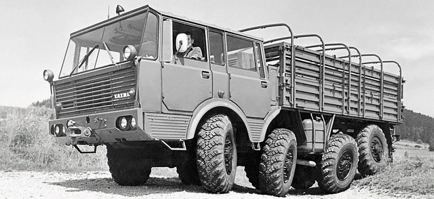 Tatra 813 8x8 Kolos. Ikonický ťažký terénny ťahač do detailu v dobových videách ČSĽA