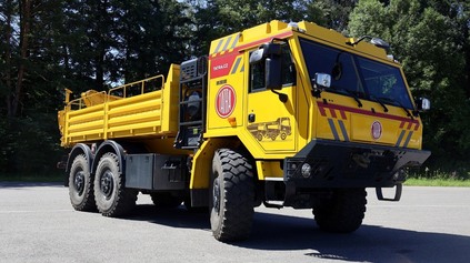 TÁTO SLUŽOBNÁ TATRA FORCE SLÚŽI AUTOMOBILKE PRI SKÚŠKACH ODOLNOSTI KABÍN PRI VÝBUCHOCH