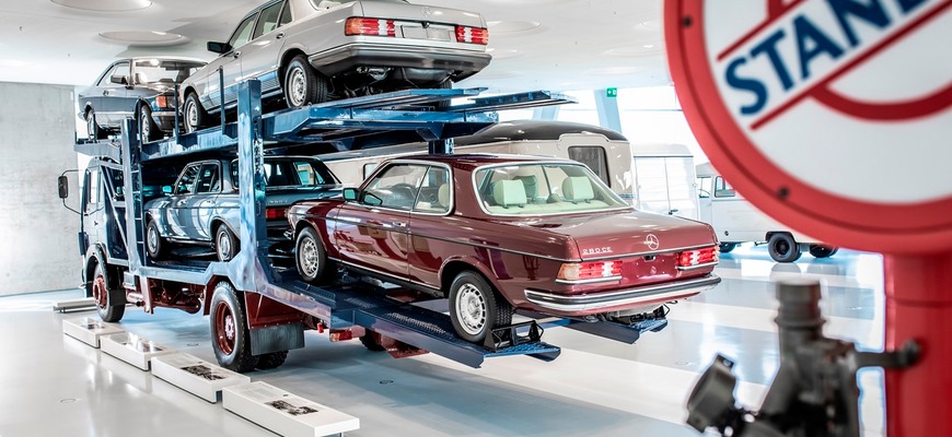 Automobilový prepravník vyniesli až na 5. poschodie. Múzeum Mercedes-Benz je na to prispôsobené