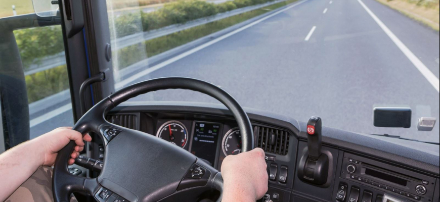 Zdravý rozum zvíťazil. Mladíci nesmú za volant kamiónov ani autobusov